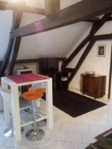 Zimmer mit einem weißen Schreibtisch und einem Stuhl in der Unterkunft La Feuchelle in Villiers-Louis