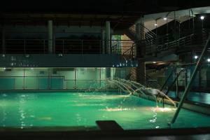 Bazén v ubytování Hotel El Bosque Valledupar nebo v jeho okolí