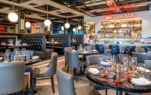 a restaurant with tables and chairs and a bar at Bellasera Resort in Naples