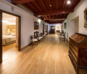 Cama o camas de una habitación en Hotel Real Colegiata San Isidoro