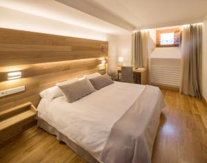 Cama o camas de una habitación en Hotel Real Colegiata San Isidoro