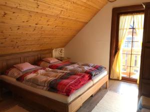 Posteľ alebo postele v izbe v ubytovaní Rekreačný zrubový dom