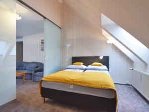 コウォブジェクにあるPiasek i Woda Apartament w Porcieのベッドルーム1室(黄色い毛布付きのベッド1台付)