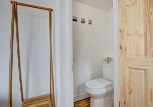 a white bathroom with a toilet and a shower at The Pearl - Stylish 3 Bedrooms house in great central location in Brighton & Hove