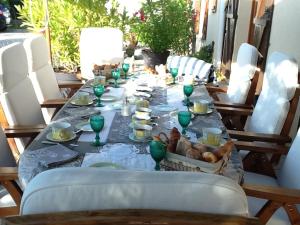 une longue table avec des assiettes et des verres dans l'établissement Domaine de la Botterie, à Azay-le-Ferron