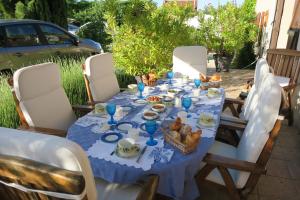 stół z niebieską tkaniną i jedzeniem w obiekcie Domaine de la Botterie w mieście Azay-le-Ferron
