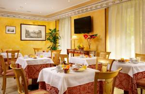 A restaurant or other place to eat at Hotel Tuscolana