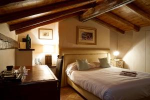 Säng eller sängar i ett rum på Locanda Osteria Marascia