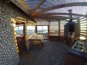 a room with a kitchen with a stove and a table at Loco´s Home in Chañaral de Aceituna