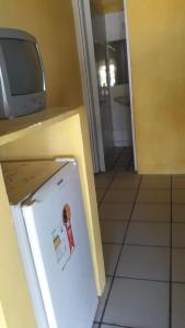 um pequeno frigorífico com uma televisão por cima em Pousada Cataventos em Sirinhaém