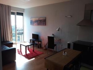 una sala de estar con un sofá y una mesa en Apartamentos América - Blue Sea, en Funchal