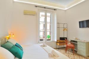 Postel nebo postele na pokoji v ubytování Hostal Girona