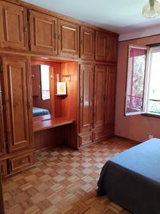 1 dormitorio con armarios de madera y escritorio en Villa janas, en La Seyne-sur-Mer