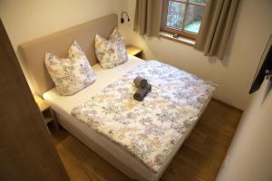 A bed or beds in a room at Kitzbuheler Alpen Residenz Top2 Hollersbach Még 19 kép