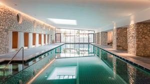 Bazén v ubytování Faloria Mountain Spa Resort nebo v jeho okolí