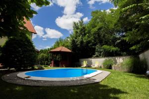 een zwembad in de tuin van een huis bij Holiday home in Balatonfűzfo 35646 in Balatonfůzfő