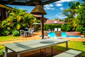 Coffs Harbour Holiday Apartments tesisinde veya buraya yakın yüzme havuzu