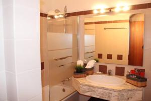 een badkamer met een wastafel en een grote spiegel bij Apartamento Maria in Lagos +11 foto's