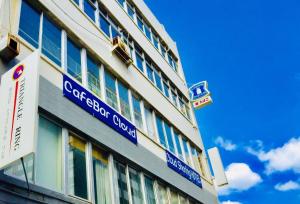 福冈Cloud Sharing Hotel Hakata 1 Guesthouse Dormitory的侧面有标志的建筑物