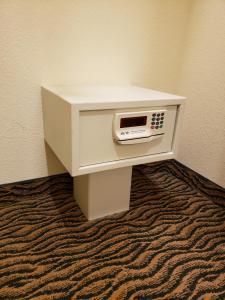 a microwave oven sitting on the corner of a room at Three Rivers Casino Resort in Florence