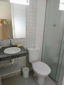 a bathroom with a toilet and a sink and a shower at Flat próximo ao Aeroporto, Universidades e Centro in Teresina