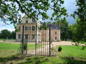 an old gate in front of an old house at Château de Bois Renard in Saint Laurent Nouan