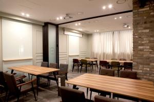 einen Konferenzraum mit Holztischen und -stühlen in der Unterkunft S Stay Hotel Dongtan in Hwaseong