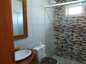 Sítio Rancho crioulo في أوروبيسي: حمام مع حوض ومرحاض ومرآة