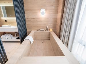 uma casa de banho com uma banheira e um lavatório em Patio 7 em Seul