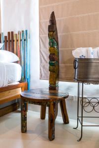 un banco de madera con una mesa y un jarrón en Lugar Bonito Hotel en Boracay