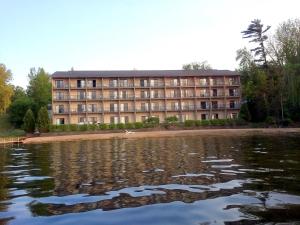 Gallery image of Beachfront Hotel Houghton Lake in Houghton Lake