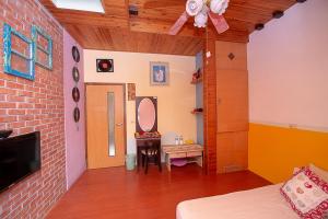 Zimmer mit einem Bett und einem Spiegel in der Unterkunft DOWN HWA NO.8 in Pinghe