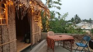Balkón nebo terasa v ubytování Adams Wood House Ayurveda Homestay Kochi