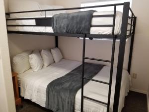 Łóżko lub łóżka piętrowe w pokoju w obiekcie 083A Affordable Getaway near South Rim Sleeps 6