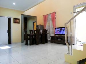 TV a/nebo společenská místnost v ubytování Cendana Mulia Hostel Bogor