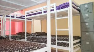 מיטה או מיטות קומותיים בחדר ב-Cendana Mulia Hostel Bogor