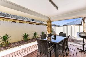 un patio con tavolo e sedie su un ponte di City Fringe Apartment a Mount Gambier