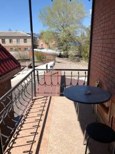 patio con mesa azul y balcón en Apartment Chalet, en Shakhty