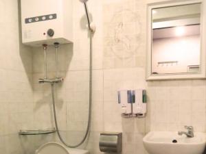 Kopalnica v nastanitvi First Inn Hotel & Guest House Reception at 10TH F, Block E