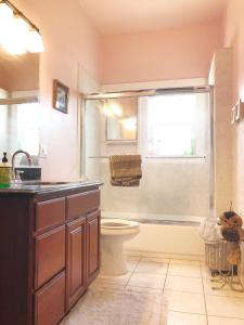 Ένα μπάνιο στο Cozy Suite near City of hope