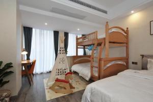 1 dormitorio con 2 literas y escritorio en Oh! Hotel - Nordic Style Hotel en Zhangjiajie