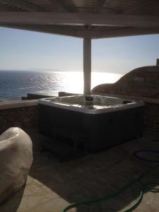Houlakiaにあるアエリデスの海の景色を望む客室で、ホットタブが備わります。