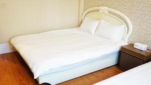 Een bed of bedden in een kamer bij Red Roof B&B