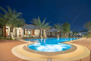 Bazén v ubytování Kan & Kan Luxury Pool Villa Hua Hin with all bathtub nebo v jeho okolí