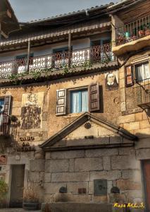 ein altes Gebäude mit Balkon darüber in der Unterkunft Casa Rural Cabo la Aldea in Mogarraz