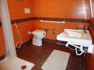 a small bathroom with a toilet and a sink at Ciuscia in Calatabiano