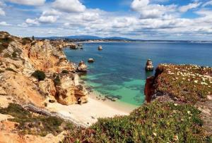 - une vue sur une plage avec des rochers dans l'eau dans l'établissement Apartamento Maria, à Lagos