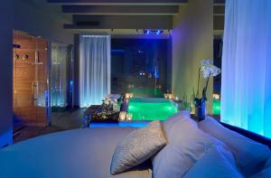 Hotel Locanda Al Piave ***S في سان دونا دي بيافي: غرفة معيشة مع سرير وطاولة بلياردو