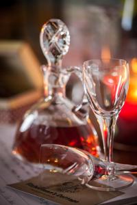 una bottiglia di vino e due bicchieri su un tavolo di Fisherman's Cottage a Hondeklipbaai