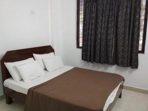 En eller flere senger på et rom på Haritha Apartments
